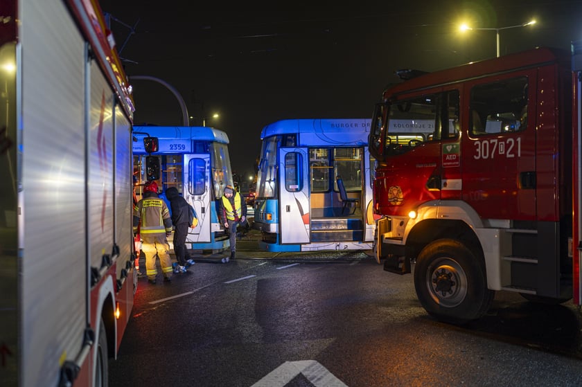 Tramwaj nr 10 wjechał w bok autobusu nr 107. Cztery osoby są lekko ranne